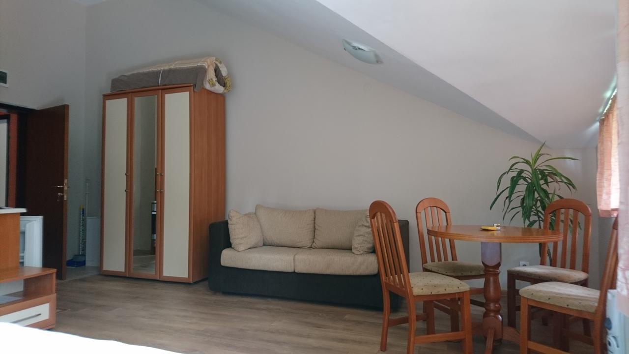 Tes Flora Apartment *